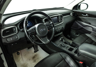 Подержанный автомобиль Kia Sorento 2016 года (11 фото)