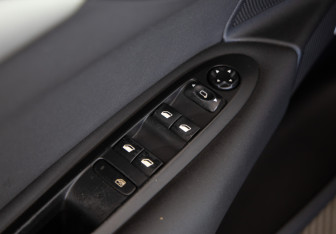 Подержанный автомобиль Citroen C4 Hatchback 2011 года (18 фото)