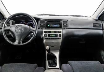 Подержанный автомобиль Toyota Corolla Hatchback 2002 года (10 фото)