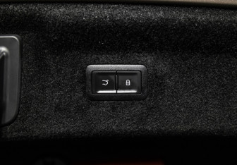 Подержанный автомобиль Hongqi H9 2023 года (22 фото)