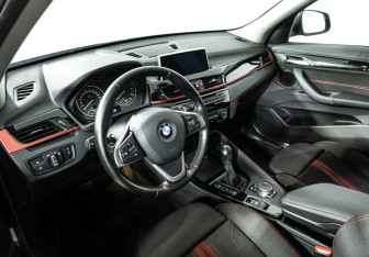 Подержанный автомобиль BMW X1 2017 года (11 фото)