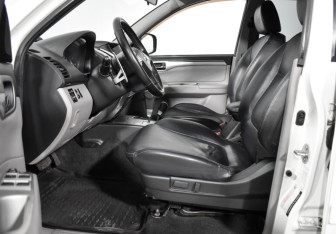 Подержанный автомобиль Mitsubishi Pajero Sport 2011 года (11 фото)