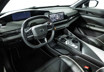 Подержанный автомобиль Changan UNI-V 2024 года (11 фото)