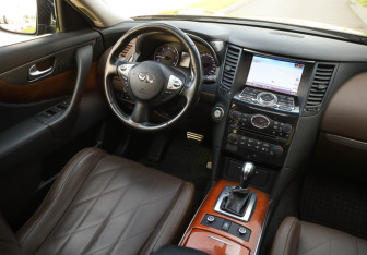 Подержанный автомобиль Infiniti QX70 2016 года (10 фото)