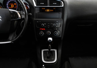 Подержанный автомобиль Citroen C4 Hatchback 2012 года (12 фото)