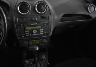 Подержанный автомобиль Ford Fiesta Hatchback 2007 года (17 фото)