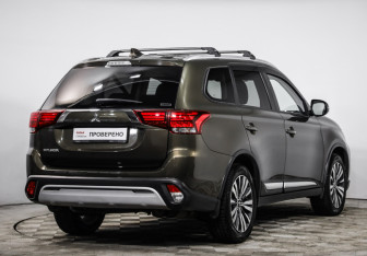 Подержанный автомобиль Mitsubishi Outlander 2020 года (5 фото)