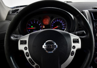 Подержанный автомобиль Nissan X-Trail 2008 года (15 фото)