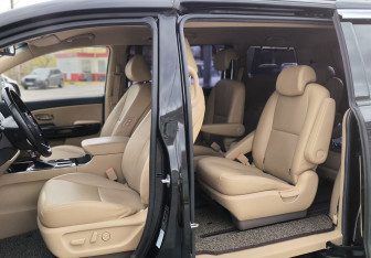 Подержанный автомобиль Kia Carnival 2019 года (11 фото)