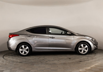 Подержанный автомобиль Hyundai Elantra Sedan 2012 года (4 фото)