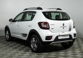 Подержанный автомобиль Renault Sandero 2018 года (7 фото)