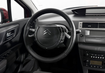Подержанный автомобиль Citroen C4 Hatchback 2010 года (14 фото)