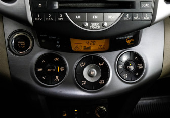 Подержанный автомобиль Toyota RAV4 2006 года (15 фото)