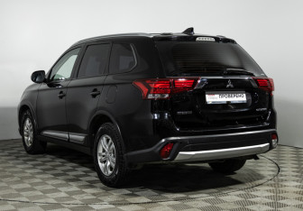 Подержанный автомобиль Mitsubishi Outlander 2017 года (7 фото)