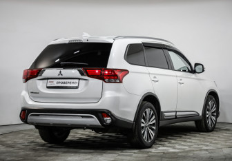 Подержанный автомобиль Mitsubishi Outlander 2020 года (5 фото)