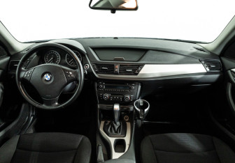 Подержанный автомобиль BMW X1 2014 года (13 фото)