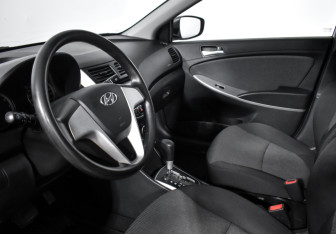 Подержанный автомобиль Hyundai Solaris Sedan 2012 года (8 фото)