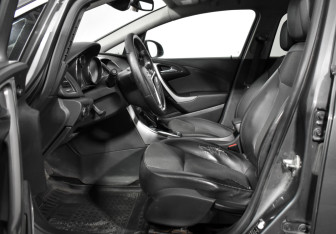 Подержанный автомобиль Opel Astra Wagon 2011 года (12 фото)