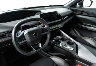 Подержанный автомобиль Changan UNI-V 2023 года (11 фото)