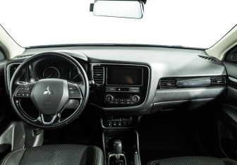 Подержанный автомобиль Mitsubishi Outlander 2019 года (13 фото)