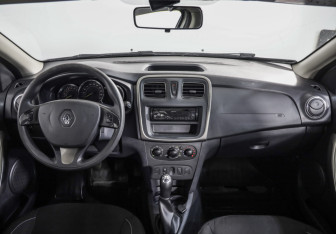 Подержанный автомобиль Renault Sandero 2015 года (10 фото)