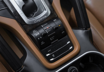 Подержанный автомобиль Porsche Cayenne 2015 года (21 фото)
