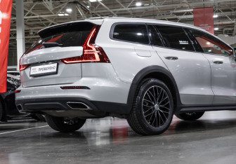 Подержанный автомобиль Volvo V60 Cross Country 2020 года (8 фото)