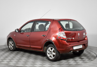 Подержанный автомобиль Renault Sandero 2010 года (7 фото)