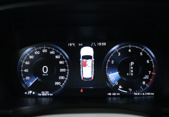 Подержанный автомобиль Volvo V90 Cross Country 2017 года (19 фото)