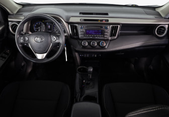 Подержанный автомобиль Toyota RAV4 2016 года (8 фото)