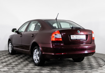 Подержанный автомобиль Skoda Octavia Liftback 2010 года (7 фото)