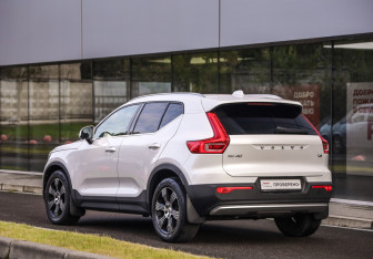 Подержанный автомобиль Volvo XC40 2021 года (8 фото)