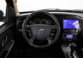 Подержанный автомобиль Ford Escape 2008 года (10 фото)