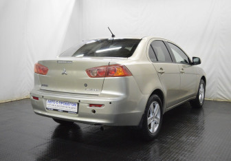 Подержанный автомобиль Mitsubishi Lancer Sedan 2008 года (5 фото)