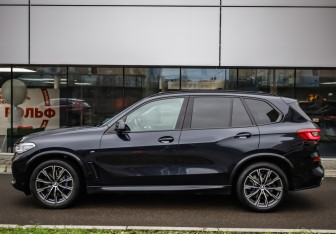 Подержанный автомобиль BMW X5 2019 года (9 фото)