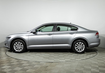 Подержанный автомобиль Volkswagen Passat Sedan 2017 года (8 фото)