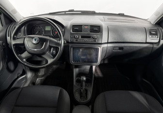 Подержанный автомобиль Skoda Fabia Hatchback 2012 года (15 фото)