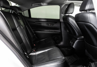 Подержанный автомобиль Lexus ES 2013 года (19 фото)