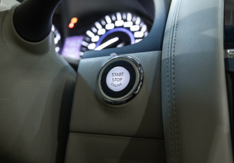 Подержанный автомобиль Infiniti QX80 2014 года (27 фото)