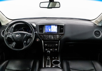 Подержанный автомобиль Nissan Pathfinder 2015 года (10 фото)