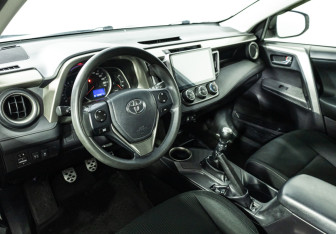 Подержанный автомобиль Toyota RAV4 2014 года (11 фото)