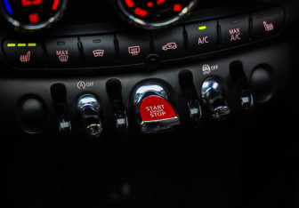 Подержанный автомобиль MINI Hatch 2019 года (18 фото)