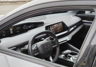 Подержанный автомобиль Changan UNI-V 2023 года (22 фото)