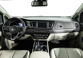 Подержанный автомобиль Kia Carnival 2020 года (13 фото)