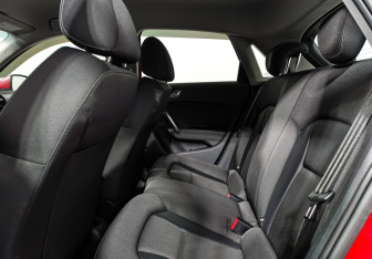 Подержанный автомобиль Audi A1 2013 года (12 фото)