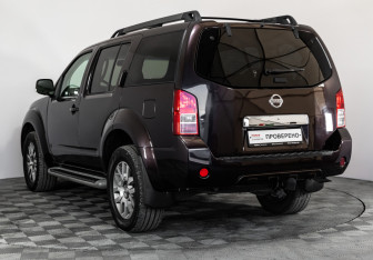 Подержанный автомобиль Nissan Pathfinder 2010 года (7 фото)