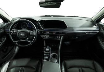 Подержанный автомобиль Hyundai Sonata 2020 года (13 фото)