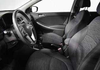 Подержанный автомобиль Hyundai Solaris Hatchback 2015 года (10 фото)