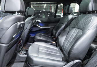 Подержанный автомобиль BMW X7 2023 года (16 фото)