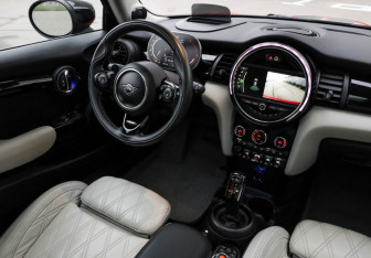 Подержанный автомобиль MINI Hatch 2019 года (10 фото)